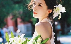 两人激烈打扑克